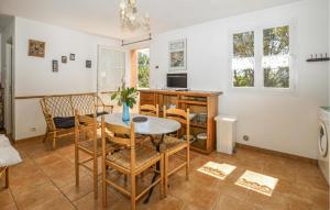 TV a/nebo společenská místnost v ubytování Awesome Apartment In Afa With Wifi