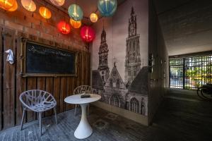 una classe con tavolo, sedie e lavagna di Antwerp For Two B&B ad Anversa
