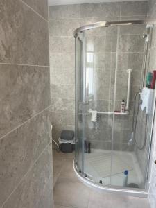 una doccia con una porta in vetro in un bagno di 15 Cluain Caoin Nenagh a Nenagh
