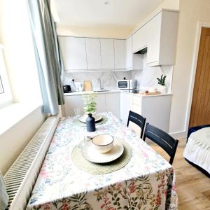 Kuchyň nebo kuchyňský kout v ubytování High Wycombe Commuters Rental