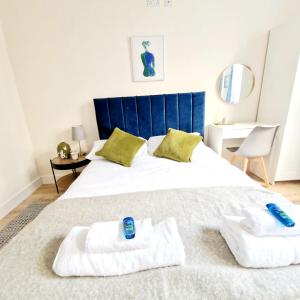 Postel nebo postele na pokoji v ubytování High Wycombe Commuters Rental
