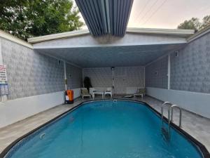 Bazén v ubytování Grandvadi Villa kapalı ısıtmalı havuz nebo v jeho okolí