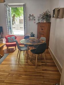 a dining room with a table and chairs at Au Cocon Alpin in Saint-Jean-de-Maurienne