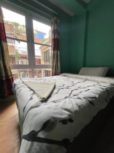 Letto o letti in una camera di Hotel New Pokhara Peace