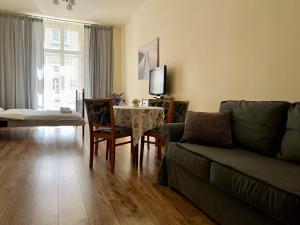 Telewizja i/lub zestaw kina domowego w obiekcie Apartamenty i Studia HERBARIUM