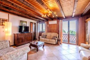 Fotografie z fotogalerie ubytování Agréable Chalet, vue panoramique sur la Lac Léman v destinaci Évian-les-Bains
