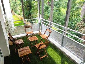 einen Balkon mit 4 Stühlen und einem Tisch in der Unterkunft La Nouvelle Vague in Carcans