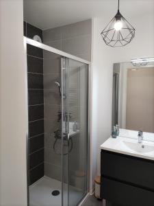 ein Badezimmer mit Dusche und Waschbecken in der Unterkunft La Nouvelle Vague in Carcans