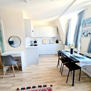 Kuchyň nebo kuchyňský kout v ubytování High Wycombe Commuters Rental