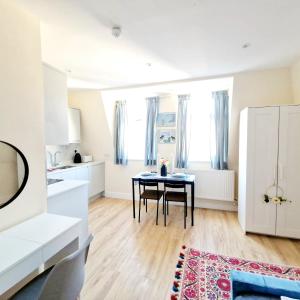 Kuchyň nebo kuchyňský kout v ubytování High Wycombe Commuters Rental