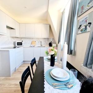 Kuchyň nebo kuchyňský kout v ubytování High Wycombe Commuters Rental