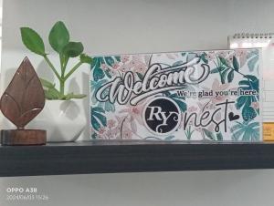 Et logo, certifikat, skilt eller en pris der bliver vist frem på RY Nest Pad 2