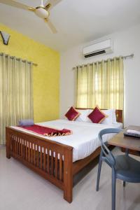 Postel nebo postele na pokoji v ubytování Swapna Home Suites