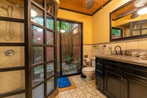 Vannituba majutusasutuses Villa Cerca Del Mar 6- 3Br House With Pool
