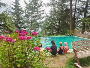 Kudrat - A Boutique Homestay- Tirthan Valley外面的花园