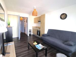 Kuchyňa alebo kuchynka v ubytovaní Studio cabine rénové climatisé proche plage pour 4 pers - FR-1-307-206