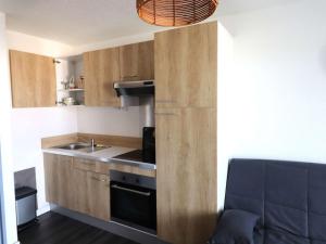 Kuchnia lub aneks kuchenny w obiekcie Studio cabine rénové climatisé proche plage pour 4 pers - FR-1-307-206