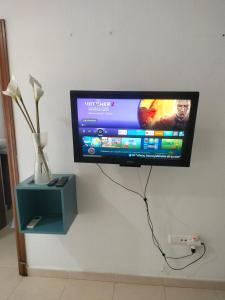 TV a/nebo společenská místnost v ubytování San Lorenzo con parking privado + 2 fotografie