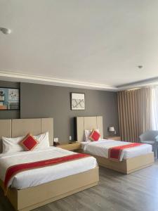 Giường trong phòng chung tại Binh Duong Resident Hotel