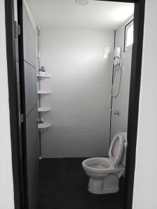 een badkamer met een toilet en een telefoon. bij Layla Garden resort in Ban Hua Na