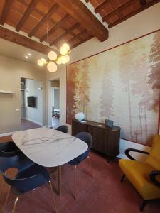 a dining room with a white table and chairs at L'Appartamento di Jò in Lucca