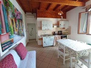 una cucina e una sala da pranzo con un tavolo di Dimora Bottazzi a Lecce