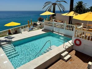 a swimming pool with a view of the ocean at Hotel Paraíso Del Mar in Nerja
