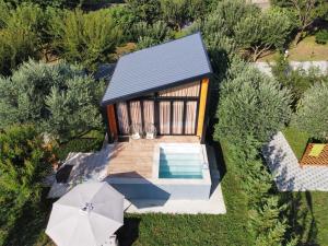 斯库台Villa Teverde的享有带游泳池的小房子的顶部景色