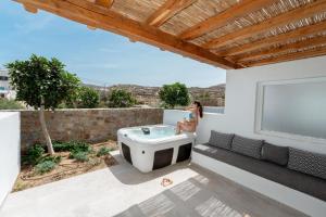 Gallery image of Oliving Mykonos Luxury Suites in Klouvas