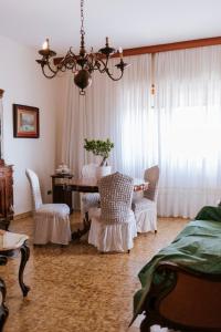 フォルミアにあるCasa Ferrari Vista Mareのリビングルーム(テーブル、椅子、シャンデリア付)