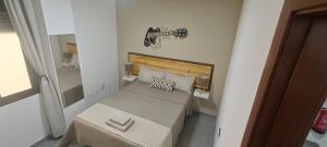 Dormitorio pequeño con cama con guitarra en la pared en CASA JOSE "Acogedor Apartamento cerca de la playa", en Candelaria 33 fotos más