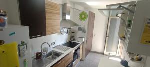Una pequeña cocina con fregadero y refrigerador. en CASA JOSE "Acogedor Apartamento cerca de la playa", en Candelaria