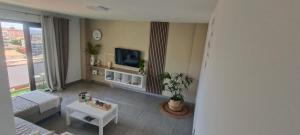 Una televisión o centro de entretenimiento en CASA JOSE "Acogedor Apartamento cerca de la playa"