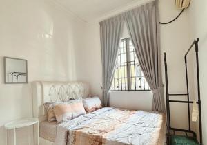 Postel nebo postele na pokoji v ubytování Eizy Cozy Home