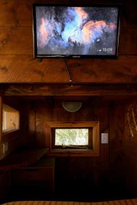 サン・カルロス・デ・バリローチェにあるCalida Mini Casaの天井の薄型テレビが備わる客室です。 +9枚の写真