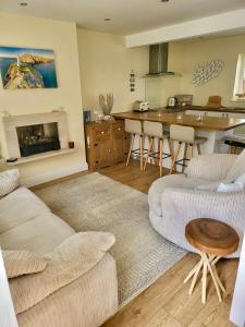 ein Wohnzimmer mit Sofa und Tisch in der Unterkunft Conwy Castle cottage in Conwy