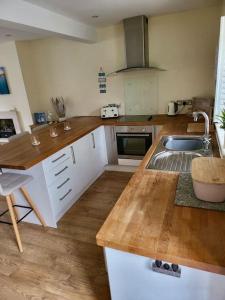 eine Küche mit Spüle und Arbeitsplatte in der Unterkunft Conwy Castle cottage in Conwy + 11 Fotos