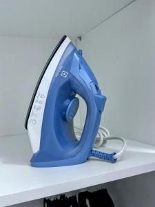 a blue iron sitting on top of a shelf at Apartamento Vista Mar 71 in Praia Grande