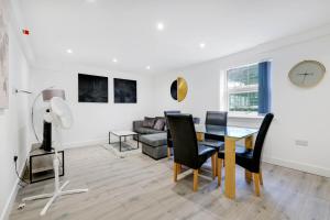 a living room with a table and a couch at Modern 2 Bedrooms Apartment 01 Town Centre Camberley in Camberley