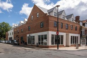 a large brick building on a city street at Modern 2 Bedrooms Apartment 01 Town Centre Camberley in Camberley