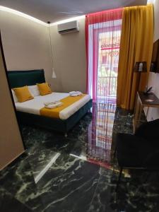 Postel nebo postele na pokoji v ubytování LUCIGNOLOROOM stazione centrale Napoli