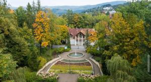 an aerial view of a garden with a house at Domek Pocieszna Podkowa in Rabka-Zdroj