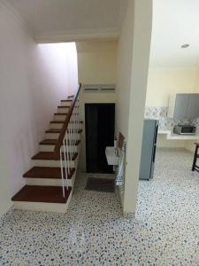 bagno con scala e servizi igienici in camera di Guesthouse Jogja Selatan 1 Yogya South-Bantul Casa del Oceano a Gandok