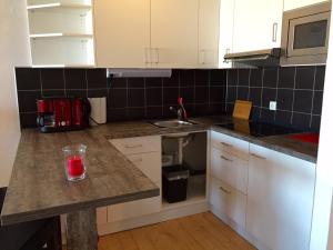 Kuchyň nebo kuchyňský kout v ubytování Apartment MOND - Nähe Hauptbahnhof mit Balkon