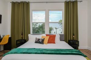 une chambre avec un grand lit avec des rideaux verts dans l'établissement 3bd-Rooftop Movie Theater-BBQ-Retro Music Theme-Downtown 8mins, à Houston