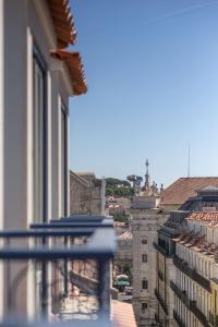 una vista di una città da un balcone di Boutique Chiado Suites a Lisbona