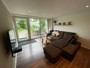 a living room with a couch and a table at Ferienwohnung FördeGlück an der Kieler Förde in Mönkeberg
