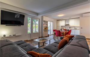 salon z kanapą i stołem w obiekcie Pet Friendly Apartment In Madulin w Medulinie