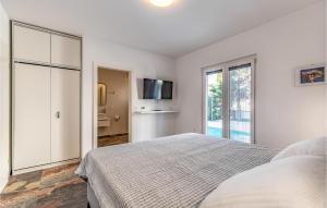 Łóżko lub łóżka w pokoju w obiekcie Pet Friendly Apartment In Madulin