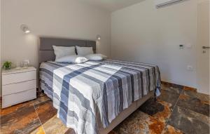Łóżko lub łóżka w pokoju w obiekcie Pet Friendly Apartment In Madulin